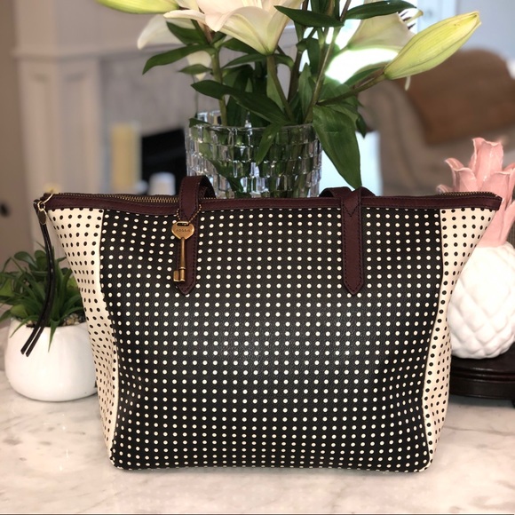 Fossil Handbags - Fossil Large Zippered Tote in a Saffiano Leather😎